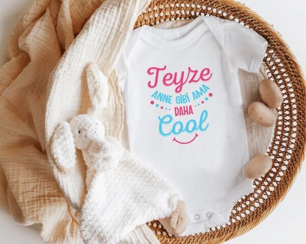 Teyze Anne Gibi Ama Daha Cool Yazılı Zıbın