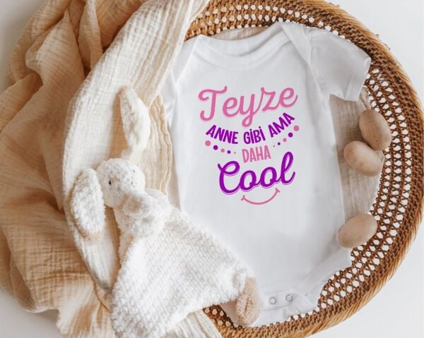 Teyze Anne Gibi Ama Daha Cool Yazılı Zıbın