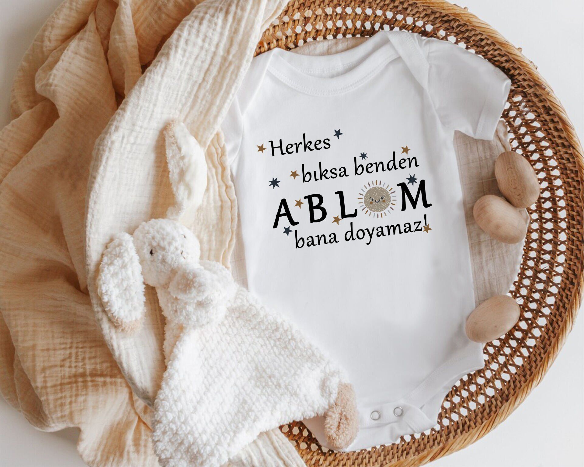 Herkes Bıksa Benden Ablam Bana Doyamaz Yazılı Zıbın