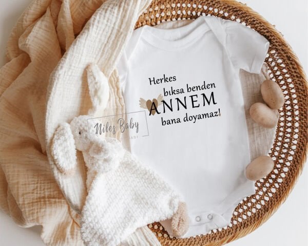Herkes Bıksa Annem Bana Doymaz Yazılı Zıbın